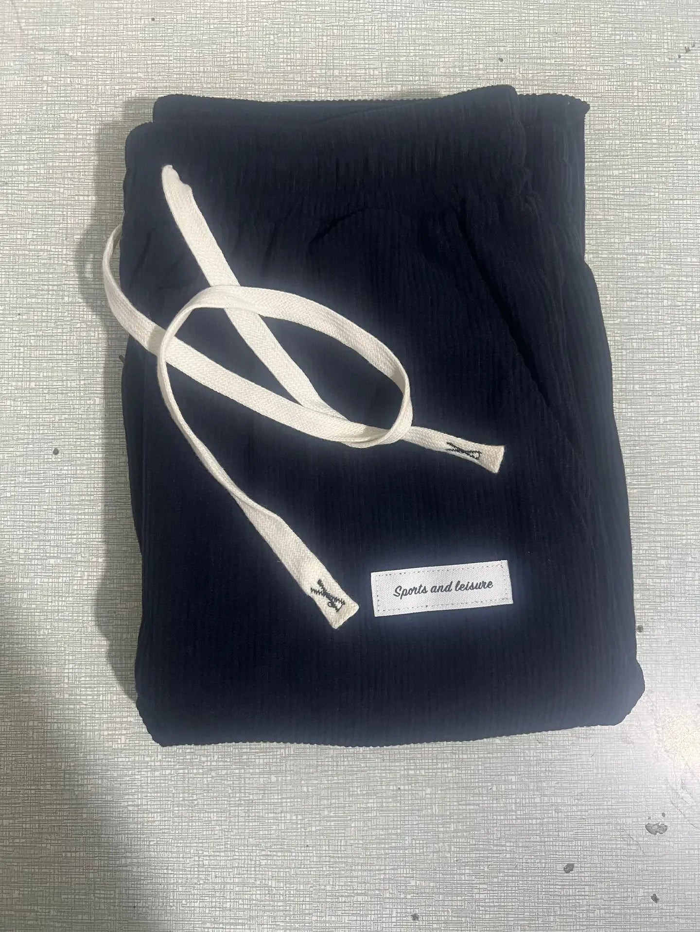 Pantalon décontracté en velours côtelé pour hommes manches courtes jambe droite Doba Store plié sur fond clair