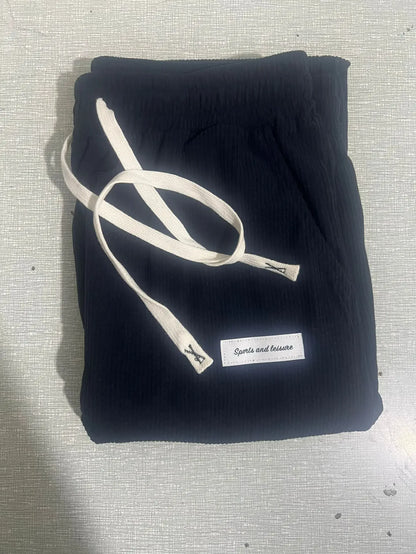 Pantalon décontracté en velours côtelé pour hommes manches courtes jambe droite Doba Store plié sur fond clair